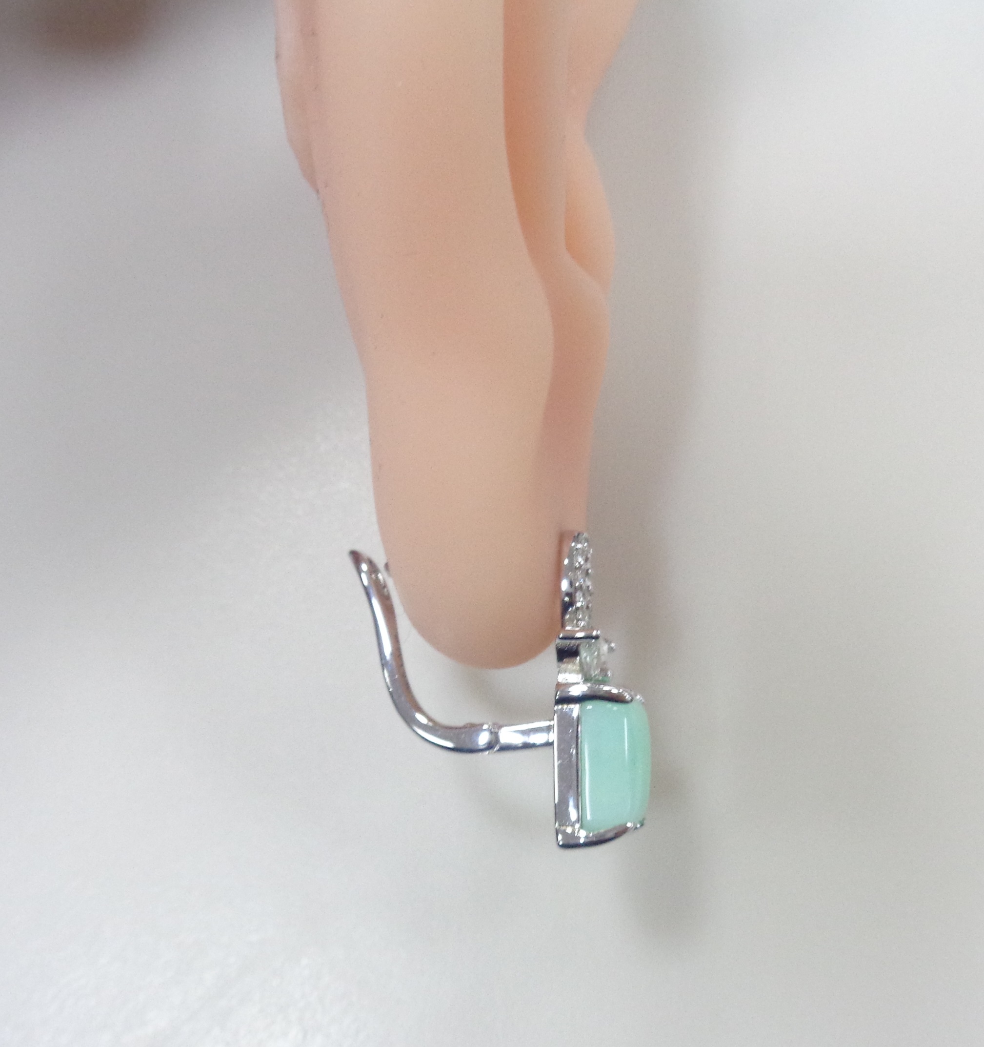 Серебряные серьги с зелеными халцедонами